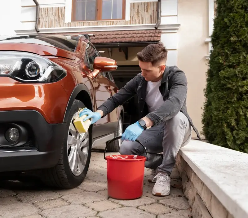 Lavage auto à domicile Renneville : professionnel intervenant sur un véhicule